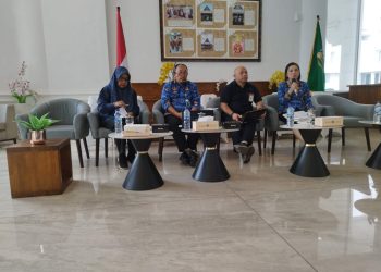 metrodeli/istimewa MITIGASI : Pemerintah Provinsi Sumatera Utara (Sumut) melalui Dinas Kesehatan Provinsi Sumut melakukan Konferensi Pers terkait upaya mitigasi dan pengawasan terhadap potensi kasus keracunan yang diduga disebabkan oleh konsumsi Makanan Bergizi (MBG) bagi anak sekolah. Kegiatan yang difasilitasi Dinas Kominfo Sumut ini berlangsung di Lobby Dekranasda Lantai 1 Kantor Gubernur Sumut Jalan Diponengoro Kota Medan, Senin 10 November 2025.