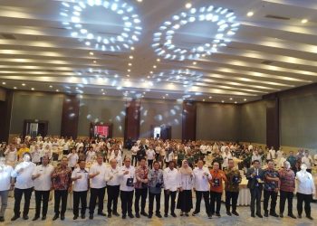 metrodeli/istimewa RAKOR: Deputi Bidang Koordinasi Politik Dalam Negeri Kemenko Polkam, Mayjen TNI Heri Wiranto, dan jajaran berfoto bersama usai pembukaan Rapat Koordinasi Pemanfaatan Data Kependudukan dan Informasi Kewilayahan yang berlangsung di Hotel Santika Premiere Dyandra, Medan, Rabu 12 November 2025.