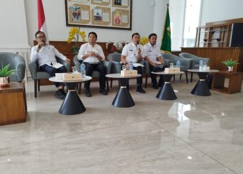 metrodeli/istimewa  TEMU PERS: Kepala Dinas Lingkungan Hidup dan Kehutanan (LHK) Sumut Heri W Marpaung bersama Perwakilan Pemerintah Kota Medan dan Pemerintah Kabupaten Deliserdang pada Temu Pers yang difasilitasi Dinas Komunikasi dan Informatika (Kominfo) Sumut di Lobby  Dekranasda, Kantor Gubernur Sumut, Jalan Pangeran Diponegoro Nomor 30 Medan, Rabu 12 November 2025.