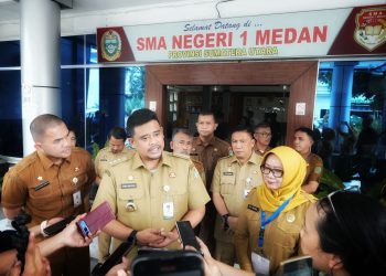 metrodeli/istimewa MONEV : Gubernur Sumut Muhammad Bobby Afif Nasution didampingi Kepala Dinas Pendidikan Sumut Alexander Sinulingga dan Kepala SMANSA Elvi Sahara serta sejumlah pimpinan OPD, melakukan monitoring dan evaluasi pelaksanaan Tes Kemampuan Akademik (TKA) jenjang SMA, SMK, dan SLB provinsi Sumut tahun 2025 di SMA Negeri 1 Medan, Jalan Cik Ditiro, Medan, baru-baru ini.