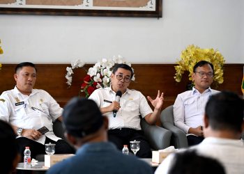 metrodeli/istimewa PAPARKAN : Kepala Dinas Koperasi, Usaha Kecil dan Menengah (UKM) Sumut Naslindo Sirait bersama Kepala Dinas Kominfo Sumut Erwin Hotmansah Harahap memaparkan materi pada acara Temu Pers yang difasilitasi Dinas Komunikasi dan Informatika (Kominfo) Sumut dipandu Moderator Porman Naibaho di Lobby Dekranasda, Kantor Gubernur Sumut, Jalan Pangeran Diponegoro Nomor 30 Medan, Rabu 19 November 2025.