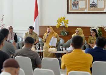 metrodeli/istimewa PHTC : Kepala Biro Hukum Sekretariat Daerah Provinsi Sumut Aprilla Haslantini Siregar didampingi Kabid menyampaikan Perkembangan Program Hasil Terbaik Cepat (PHTC) Program Perlindungan Rakyat melalui Restorative Justice (Prestice) Gubernur Sumut di Lobby Dekranasda Lantai 1 Kantor Gubernur Sumut Jalan Diponegoro Kota Medan, Selasa 18 November 2025.
