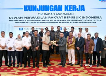 metrodeli/istimewa KUNJUNGAN KERJA: Gubernur Sumut Muhammad Bobby Afif Nasution menyambut kunjungan kerja Tim Badan Anggaran DPR RI di Aula Raja Inal Siregar, lantai 2 Kantor Gubernur Sumut, Jalan Diponegoro No 30, Medan, Rabu 12 November 2025. Kunjungan kerja Tim Badan Anggaran DPR RI kali ini dalam rangka menghimpun masukan, saran dan rekomendasi tentang potensi penerimaan dan pengalokasian dana transfer ke daerah dalam APBN.