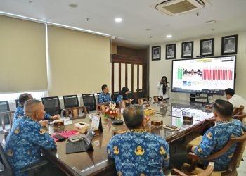 metrodeli/istimewa ZOOM MEETING: Penjabat (Pj) Sekretaris Daerah Provinsi (Sekdaprov) Sumatera Utara (Sumut) Sulaiman Harahap mengikuti zoom meeting Rapat Koordinasi (Rakor) Percepatan Realisasi APBD Tahun Anggaran 2025 bersama Kementerian Dalam Negeri (Kemendagri) di Ruang Kerja Sekda Provsu Kantor Gubernur Sumut Jalan Diponegoro Nomor 30 Medan, Senin 17 November 2025.