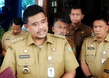 metrodeli/istimewa DAMPINGI: Kepala Dinas Komunikasi dan Informatika (Kominfo) Sumut Erwin Hotmansah Harahap mendampingi Gubernur Sumut Muhammad Bobby Afif Nasution menjawab pertanyaan wartawan di Medan, baru-baru ini.