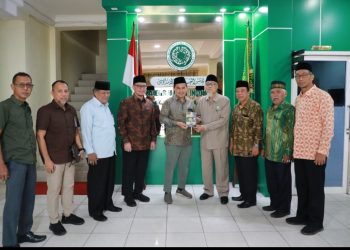metrodeli/istimewa SILATURAHMI : General Manager PLN UID Sumatera Utara Mundhakir saat menyampaikan Buku LUTD karyanya kepada Ketua sebagai wujud hadirnya PLN untuk masyarakat Prasejahtera kepada Ketua MUI Sumut, Dr. H. Maratua Simanjuntak, bersama jajaran pengurus di kantor MUI Sumut, kemarin.