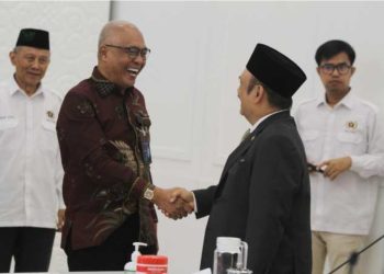metrodeli/istimewa Ketua Umum PWI Pusat Ahmad Munir bersalaman dengan Menteri Perencanaan Pembangunan Nasional/Kepala Bappenas dalam pertemuan di Gedung PPN/Bappenas, Jakarta, Selasa 18 November 2025. Foto: Humas PWI