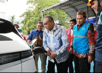 metrodeli/istimewa SIMULASI : Wamennaker RI, Afriansyah Noor saat melakukan simulasi pengecasan pada Mobil listrik di SPKLU Kantor PLN UID Sumut, Rabu 19 November 2025.