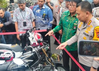 metrodeli/istimewa BARANG BUKTI : Kapolrestabes Medan Kombes Pol Jean Calvijn Simanjuntak menunjukkan arang bukti kasus pembakaran dan pencurian di rumah hakim PN Medan, Jumat 21 November 2025.