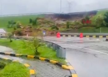 metrodeli/istimewa RUNTUH : Ruas Tol Binjai-Langsa runtuh di Km 36, pengendara diminta berhati-hati, Kamis, 27 November 2025.