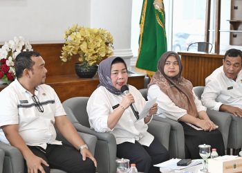metrodeli/istimewa KONFERENSI PERS: Kepala Disnaker Sumut Yuliani Siregar bersama Kabid menyampaikan pemaparan terkait "Mengawal ketenagakerjaan daerah : Kebijakan upah minimum, perlindungan pekerja dan pengembangan sumber daya manusia di Provinsi Sumatera Utara". Kegiatan ini difasilitasi Dinas Kominfo Sumut yang berlangsung di Lobby Dekranasda Lantai 1 Kantor Gubernur Sumut Jalan Diponengoro Nomor 30 Medan, Rabu 26 November 2025.