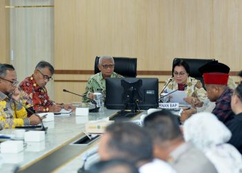 metrodeli/istimewa KUNKER : Wagubsu Surya menerima kunjungan kerja Badan Akuntabilitas Publik Dewan Perwakilan Daerah (DPD) RI di Ruang Rapat I Lantai 2 Kantor Gubernur Sumut Jalan Diponegoro Kota Medan, Jumat (21/11). Kunjungan kerja DPD RI ini menerima aspirasi masyarakat melalui Rapat Dengar Pendapat Umum tentang permasalahan agraria.