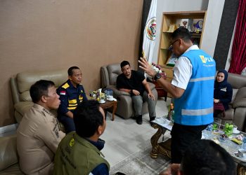 metrodeli/istimewa RAPAT DARURAT: Gubsu M Bobby Afif Nasution bersama Menteri ESDM Bahlil Lahadalia beserta Bupati Tapanuli Tengah Masinton Pasaribu mendengarkan pemaparan Dirut PT PLN Dharmawan Prasodjo disaksikan anggota DPR RI Musa Rajekshah, saat melakukan rapat darurat banjir dan longsor di Tapteng, di Kantor Bupati Tapteng, Selasa 2 Desember 2025.