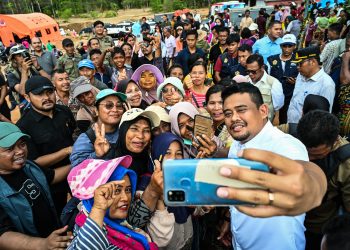 metrodeli/istimewa KUNJUNGAN : Gubernur Sumatera Utara (Sumut) Bobby Afif Nasution bersama Bupati Tapanuli Tengah, Masinton Pasaribu bersama kepala OPD, mengunjungi dan berdialog secara langsung dengan para pengungsi warga desa Hutanabolon di Posko Pengungsian desa Hutanabolon, Kecamatan Tukka Kabupaten Tapanuli Tengah, Jumat 26 Desember 2025.