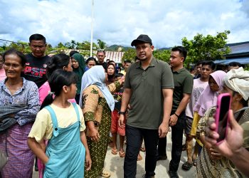 metrodeli/istimewa TINJAU AKSES : Gubsu M Bobby Afif Nasution turun langsung meninjau akses jalan menuju Kecamatan Tukka, Kabupaten Tapanuli Tengah, Selasa 2 Desember 2025. Pemerintah Provinsi Sumut sedang mengupayakan percepatan pembukaan jalur.