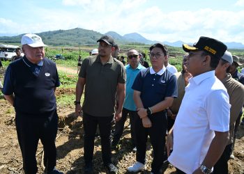 metrodeli/istimewa TINJAU: Gubernur Sumatera Utara (Sumut) Bobby Afif Nasution bersama Bupati Tapanuli Selatan Gus Irawan Pasaribu, serta jajaran OPD meninjau lokasi kebun karet milik PTPN IV di Desa Hapesong, Sabtu 20 Desember 2025.