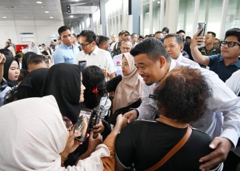 metrodeli/istimewa MUDIK :Gubernur Sumatera Utara (Sumut) Muhammad Bobby Nasution bersama Forkopimda Sumut melakukan peninjauan Arus Mudik Natal Tahun 2025 dan Tahun Baru 2026 di Stasiun Kereta Api Jalan Stasiun Kereta Api Medan, Rabu 24 Desember 2025.