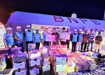 metrodeli/istimewa DAPUR UMUM : Penyerahan bantuan paket sembako dan perlengkapan dapur umum bagi warga terdampak banjir dan longsor di Tapanuli Utara, Sumatera Utara dilakukan oleh Direktur Utama PLN, Darmawan Prasodjo (kelima dari kiri), kepada Wakil Bupati Tapanuli Utara, Deni Parlindungan Lumbantoruan (keenam dari kiri), di posko Badan Penanggulangan Bencana Daerah (BPBD) Tapanuli Utara pada Jumat 28 November 2025.
