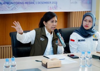metrodeli/istimewa RAPAT KOORDINASI : Menteri Komdigi Meutya Hafid didampingi Ketua DPRD Sumut Erni Ariyanti Sitorus dan para petinggi Provider yakni Dirut PT Telkom, Dirut Telkomsel, CEO PT Indosat Oredoo, Dirut PT XL Axiata saat menggelar temupers usai Rapat Koordinasi Penangangan Akses Telekomunikasi pada Bencana Banjir dan Tanah Longsor di Sumatera di Balmon Kemenkominfo Medan, Senin 1 Desember 2025 sore.