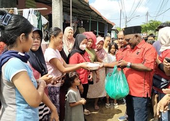metrodeli/istimewa SALURKAN BANTUAN: Pengurus DPC PDI Perjuangan Kota Medan Hasyim, SE, menyalurkan bantuan makanan dan minuman bagi 3.800 warga yang terdampak banjir di 10 kecamatan, beberapa hari lalu.
