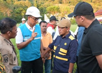 metrodeli/istimewa Menteri Energi dan Sumber Daya Mineral (ESDM), Bahlil Lahadalia (kedua dari kanan) bersama Gubernur Sumatra Utara, Bobby Nasution (kanan), Bupati Tapanuli Tengah, Masinton Pasaribu (kiri), dan Direktur Utama PLN, Darmawan Prasodjo (kedua dari kiri) berdiskusi terkait progres pemulihan kelistrikan pascabencana Sumatra Utara di Tapanuli Tengah pada 3 Desember 2025.