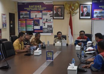 metrodeli/istimewa SIDAK : Anggota Ombudsman RI Jemsly Hutabarat didampingi Kepala Perwakilan Sumut Herdensi Adnin melakukan inspeksi mendadak (sidak) ke dua terminal penampung BBM milik Pertamina di kawasan Kecamatan Medan Belawan, Kamis 4 Desember 2025.