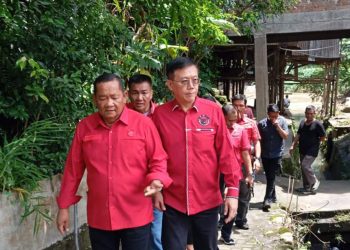 metrodeli/istimewa TINJAU :Ketua DPC PDI Perjuangan Kota Medan Hasyim SE mendampingi Ketua DPD PDI Perjuangan Sumatera Utara Rapidin Simbolon saat meninjau salah satu lokasi banjir di Medan, belum lama ini.