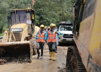 metrodeli/istimewa SUSURI : Tampak petugas PLN menyusuri jalur berlumpur menuju titik terdampak di Adian Koting, Tapanuli Utara, belum lama ini.