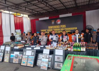 metrodeli/istimewa KONFERENSI PERS : Kapolrestabes Medan, Kombes Pol Dr Jean Calvijn Simanjuntak, SIK, MH, memaparkan barang bukti dalam konferensi pers di halaman Mapolrestabes Medan, Sabtu, 20 Desember 2025.