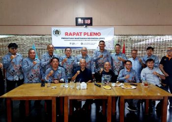 metrodeli/istimewa RAPAT PLENO: Sekretaris PWI Sumut SR Hamonangan Panggabean, Wakil Ketua Rifki Warisan, Seksi Organisasi David Swayana dan Lambok Manurung berfoto bersama dengan panitia Konferensi VI usai rapat pleno di Jericho Stabie, Sergai, Sabtu 27 Desember 2025.