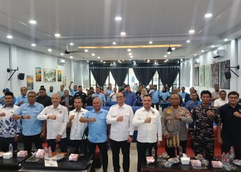 metrodeli/istimewa KONFERENSI: Ketua PWI Sumut H Farianda Putra Sinik SE didampingi Sekretaris SR Hamonangan Panggabean dan Kasi Organisasi David Swayana menyerahkan pataka Ketua PWI Tanjungbalai terpilih periode 2026-2029 Saufi Satria Simangunsong dalam Konferensi PWI Kota Tanjungbalai VII Tahun 2025 di Kombur Cafe Jalan Sudirman Tanjungbalai, Minggu 28 Desember 2025.