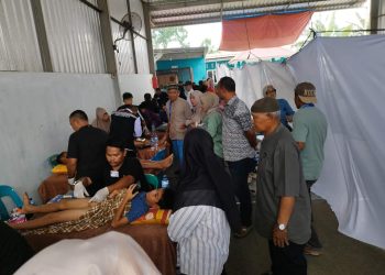metrodeli/istimewa SAKSIKAN : Pimpinan PT RMP Sunarto menyaksikan ratusan pelajar SD mengikuti bakti sosial khitanan massal di Gudang PT RMP Jalan Bangun Sari Kedai Durian Medan Johor, Minggu, 21 Desember 2025.