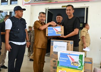 metrodeli/istimewa TERIMA BANTUAN : Ketua Harian Posko Darurat Bencana Sumut Basarin Yunus Tanjung menerima bantuan logistik kemanusiaan dari Komdigi melalui program Komdigi Peduli Posko Darurat Bencana Pemprovsu di Posko Darurat Bencana Sumut, Jalan AH Nasution Medan, Selasa 2 Desember 2025.