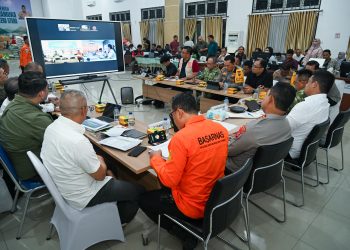 metrodeli/istimewa RAPAT TERBATAS : Gubernur Sumut, Bobby Nasution mengikuti Rapat Terbatas secara daring bersama Presiden RI Prabowo Subianto terkait Dampak Bencana Sumut di Posko Tanggap Bencana, Gedung Bakti Kwarda Sumut, Jalan AH Nasution, Medan, Minggu 7 Desember 2025 malam.