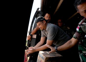 metrodeli/istimewa DISTRIBUSI : Gubernur Sumut Muhammad Bobby Afif Nasution memimpin langsung pemantauan udara sekaligus distribusi logistik, Minggu 30 November 2025, untuk memastikan bantuan mencapai lokasi yang tidak bisa dijangkau melalui jalur darat.