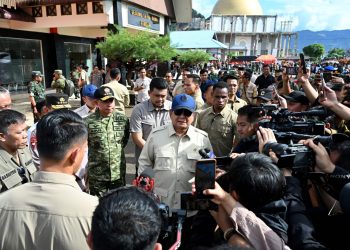 metrodeli/istimewa TINJAU: Gubernur Sumatera Utara (Sumut) Bobby Afif Nasution bersama Bupati Tapanuli Tengah Masinton Pasaribu, Kapolri Listyo Sigit Prabowo, dan Panglima TNI Jenderal TNI Agus Subiyanto mendampingi Presiden Republik Indonesia Prabowo Subianto meninjau para pengungsi banjir bandang, di posko pengungsian di GOR Pandan, Kabupaten Tapanuli Tengah, Senin 1 Desember 2025.
