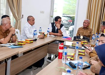 metrodeli/istimewa PAPARKAN : Wakil Gubernur (Wagub) Sumatera Utara (Sumut) Surya memaparkan stok beras di lokasi bencana di Posko Darurat Bencana Pemprovsu Jalan AH Nasution, Senin 1 Desember 2025.