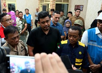 metrodeli/istimewa RAPAT BANJIR: Gubsu M Bobby Afif Nasution bersama Menteri ESDM beserta Bupati Tapanuli Tengah Masinton Pasaribu, dan Dirut Patra Niaga Mars Ega Legowo Putra juga Anggota DPR RI Musa Rajekshah, saat melakukan rapat darurat banjir dan longsor di Tapteng, di Kantor Bupati Tapteng, Selasa 2 Desember 2025.