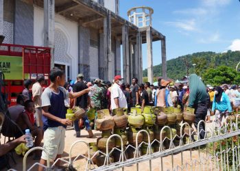 metrodeli/istimewa ANTRE: Warga Tapanuli Tengah sedang mengantre gas rumah tangga 3Kg di Masjid Agung Al-Muslimin di Pandan, Tapteng, Rabu (3/12). Ini merupakan pasokan gas rumah tangga pertama di Tapteng setelah banjir dan longsor melanda wilayah ini sejak 26 November 2026. Terlihat dua truk gas rumah tangga tiba di Pandan siang hari dan langsung diserbu warga sekitar.