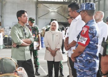 metrodeli/istimewa TINJAU: Gubernur Sumatera Utara (Sumut) Muhammad Bobby Afif Nasution mendampingi Wakil Presiden (Wapres) Republik Indonesia Gibran Rakabuming Raka, Ketua DPRD Sumut Erni Aryanti Sitorus meninjau Posko Bantuan Bencana Sumut di Lanud Soewondo Medan, Kamis 4 Desember 2025.
