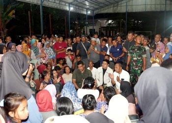 metrodeli/istimewa TINJAU : Gubernur Sumatera Utara (Sumut) Muhammad Bobby Afif Nasution didampingi sejumlah OPD saat meninjau dan berdialog langsung dengan warga korban banjir di posko bencana Desa Air Hitam, Kecamatan Gebang, Kabupaten Langkat, Jumat 5 Desember 2025 malam.