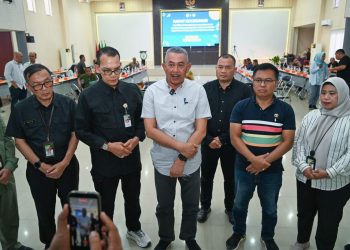 metrodeli/istimewa RAKOR : Pj. Sekdaprov Sumut, Sulaiman Harahap menghadiri Rapat Koordinasi Identifikasi Dampak Bencana Alam Serta Percepatan Penyampaian Calon Petani dan Calon Lokasi Wilayah Provinsi Sumut di Aula Politeknik Pembangunan Pertanian, Jalan Binjai KM 10 Tromol Pos No. 1 Medan, Minggu 7 Desember 2025.