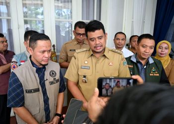 meron/istimewa TERIMA BANTUAN: Gubsu Muhammad Bobby Afif Nasution di dampingi sejumlah OPD menerima bantuan secara simbolis dari Walikota Pekanbaru Agung Nugroho di Rumah Dinas Gubernur Jalan Sudirman No 41 Medan, Selasa (9/12). Bantuan tersebut akan segera disalurkan kepada masyarakat yang terdampak banjir dan longsor di Sumut.