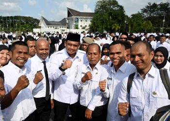 metrodeli/istimewa PENYERAHAN SK : Gubernur Sumatera Utara (Sumut) Bobby Nasution didampingi Kepala Badan Kepegawaian Daerah (BKD) dan sejumlah OPD pada apel penyerahan SK PPPK Paruh Waktu di Lapangan Astaka, Jalan Pancing, Deliserdang, Rabu 24 Desember 2025.