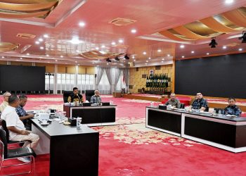 metrodeli/istimewa ZOOMEETING : Gubsu Muhammad Bobby Nasution didampingi Wakil Gubernur Sumut Surya dan Pj Sekdaprov Sumut Sulaiman Harahap serta OPD mengikuti zoom meeting bersama Menteri Dalam Negeri Tito Karnavian dan Menteri Perumahan dan Pemukiman Maruarar Sirait terkait Pembahasan Pembangunan Hunian Tetap (Huntap) pasca bencana di wilayah Sumatera di Aula Tengku Rizal Nurdin Rumah Dinas Gubernur Sumut Jalan Sudirman Nomor 41 Medan, Kamis 25 Desember 2025.