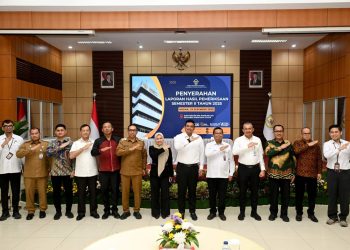 metrodeli/istimewa PENYERAHAN LAPORAN : Gubernur Sumatera Utara (Sumut) Bobby Nasution bersama Ketua DPRD Sumut Erni Ariyanti Sitorus menerima Laporan Hasil Pemeriksan Semester II Tahun 2025 dari Kepala Badan Pemeriksa Keuangan (BPK) Perwakilan Sumut Paula Henry Simatupang di Auditorium BPK Perwakilan Sumut Jalan Imam Bonjol Nomor 22, Medan, Senin 29 Desember 2025. Turut hadir pada keempaan tersebut Ketua KPU Sumut Agus Arifin, Pj Sekretaris Daerah Sulaiman Harahap, Bupati Tapanuli Utara Jonius Taripar Hutabarat, dan Wakil Bupati Nias Utara Yusman Zega.