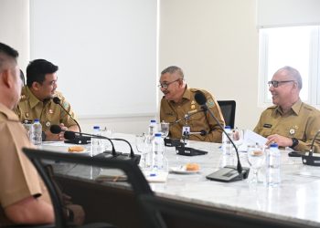 metrodeli/istimewa RUPSLB BANK SUMUT : Gubernur Sumatera Utara (Sumut) Bobby Nasution didamping Pj Sekretaris Daerah Sumut Sulaiman Harahap, Asisten Perekonomian dan Pembangunan Effendy Pohan, Kadis Kominfo Sumut Erwin Hotmansah Harahap, serta Kepala Biro Perekonomian Poppy Marulita Hutagalung, saat Rapat Umum Pemegang Saham Luar Biasa (RUPSLB) Bank Sumut melalui daring dari lantai 9 Kantor Gubernur Sumut Jalan Diponegoro Medan, Selasa 30 Desember 2025.