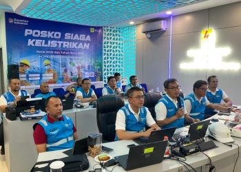 metrodeli/istimewa ARAHAN : General Manager PLN UID Sumatera Utara, Mundhakir saat memberikan arahan saat Siaga Kelistrikan pada Malam Natal, Rabu, 24 Desember 2025.