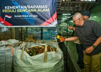 metrodeli/istimewa TERDAMPAK : Pj. Sekdaprov Sumut, Sulaiman Harahap menerima bantuan logistik tahap 3 dari Kementerian Pertanian Republik Indonesia (Kementan RI) dan Badan Pangan Nasional (Bapanas) untuk Kabupaten/Kota yang terdampak bencana banjir dan longsor di Sumut yang diserahkan langsung oleh Staf Ahli Bidang Infrastruktur Pertanian Kementan RI Ali Jamil di Dermaga Bandar Deli, Jalan Pelabuhan Lama, Belawan, Medan, Sabtu 27 Desember 2025. Usai penyerahan, Pj. Sekdaprov Sumut langsung melepas 30 truk logistik untuk didistribusikan ke Kabupaten/Kota yang terdampak bencana banjir dan longsor.