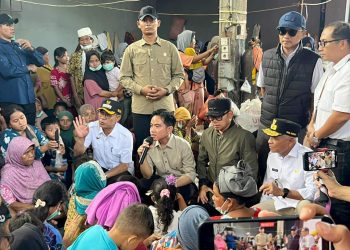 metrodeli/istimewa TINJAU : Wakil Gubernur Sumut Surya mendampingi Wakil Presiden RI Gibran Rakabuming meninjau korban banjir di Posko Darurat Bencana Desa Batul Hula, Kecamatan Batang Toru, Kabupaten Tapanuli Selatan, Kamis 4 Desember 2025. Turut hadir Wakil Menteri Dalam Negeri Bima Arya dan Bupati Tapanuli Selatan Gus Irawan Pasaribu.